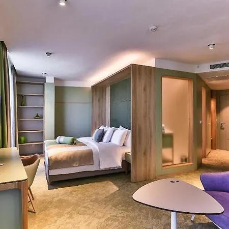 Hotel Carine Centar 4*